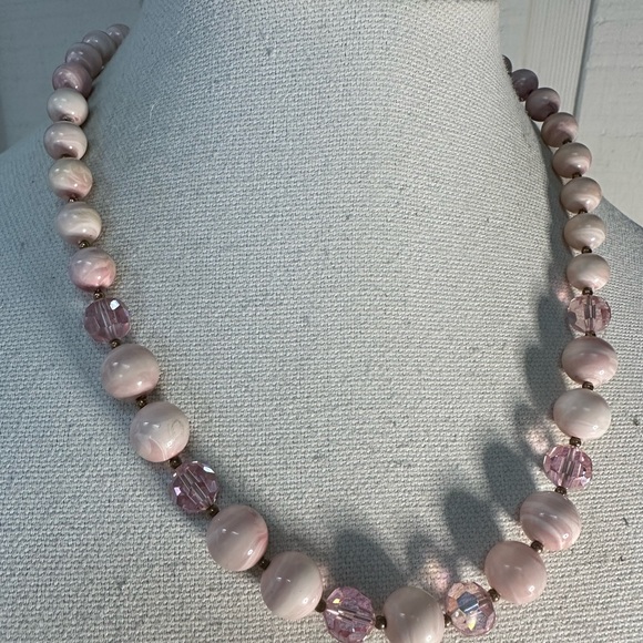 Vintage pink swirl bead and AB pink sparkly bead necklace - Picture 5 of 6